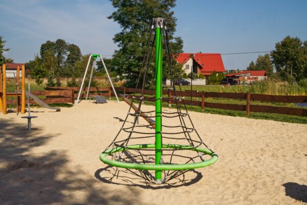 Linarium Firry Mokadi – stożkowa siatka wspinaczkowa na placu zabaw